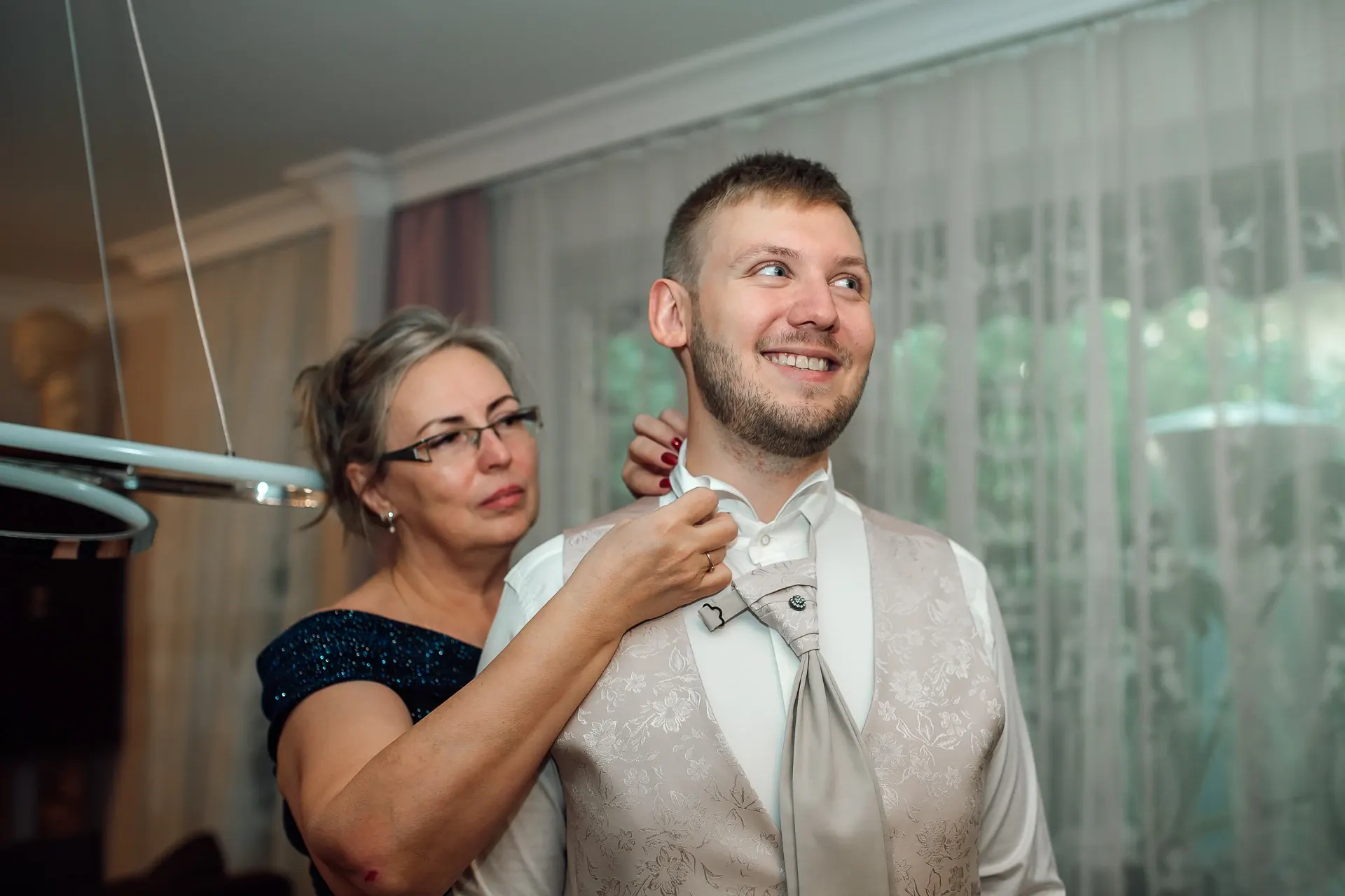 Bräutigam im Anzug — letzter Blick in den Spiegel, Hochzeit Witzenhausen