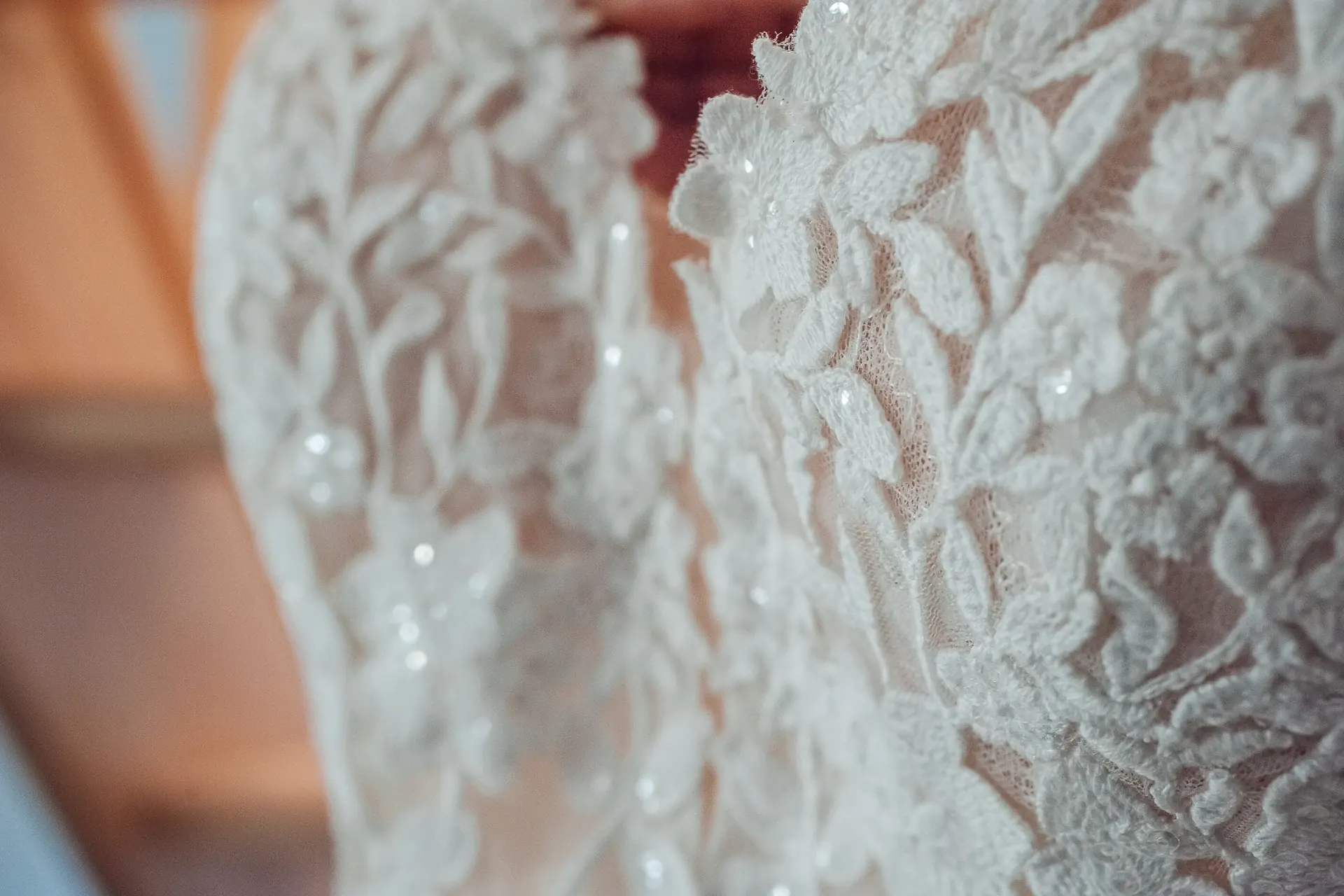 Brautkleid wird angelegt — Getting Ready Hochzeit Schloss Berlepsch