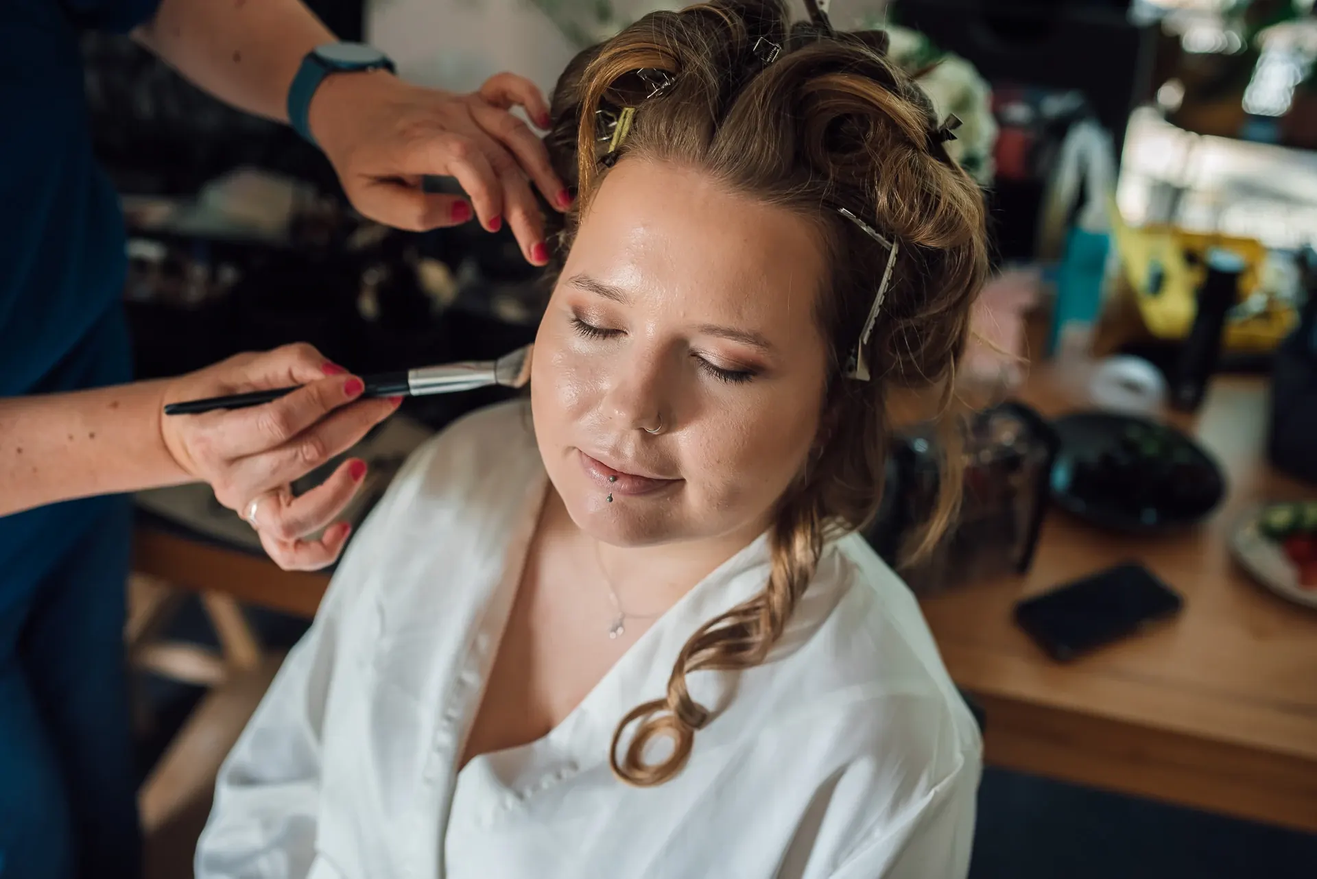 Braut beim Ankleiden — Hochzeitskleid wird befestigt, Witzenhausen