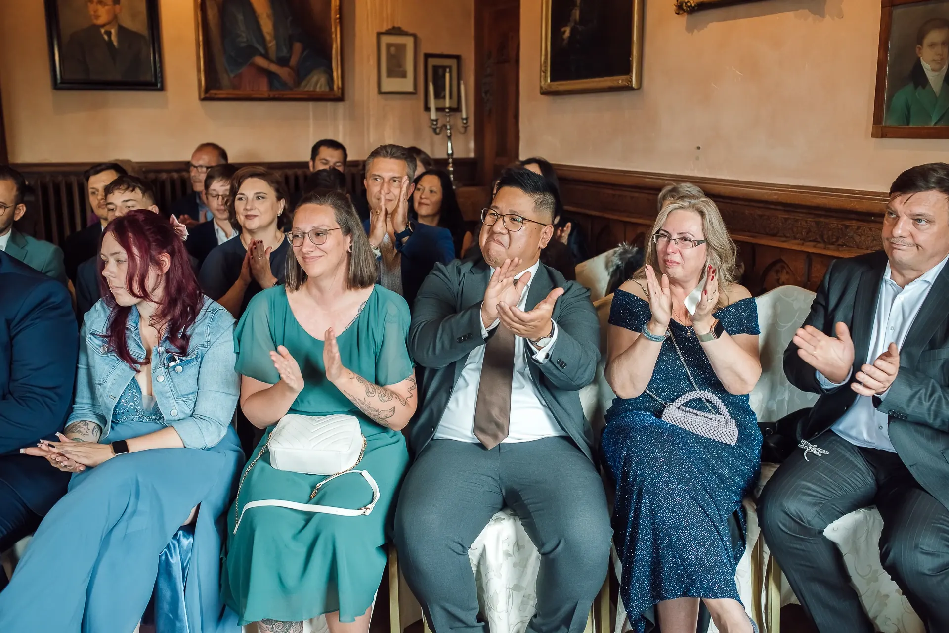 Brautpaar verlässt den Trausaal — Schloss Berlepsch, historische Kulisse