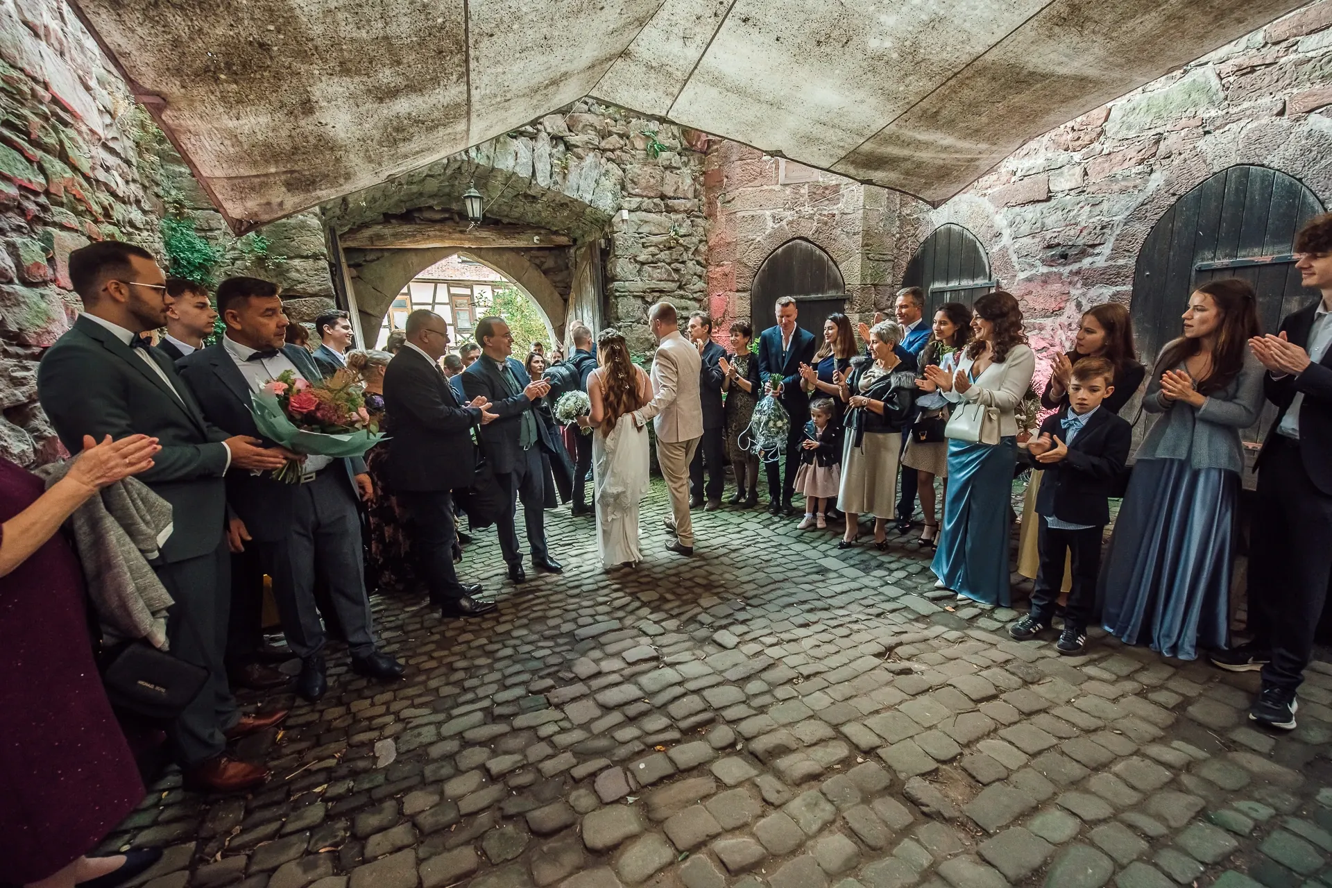 Anstoßen mit Sekt — Hochzeit Schloss Berlepsch, Witzenhausen