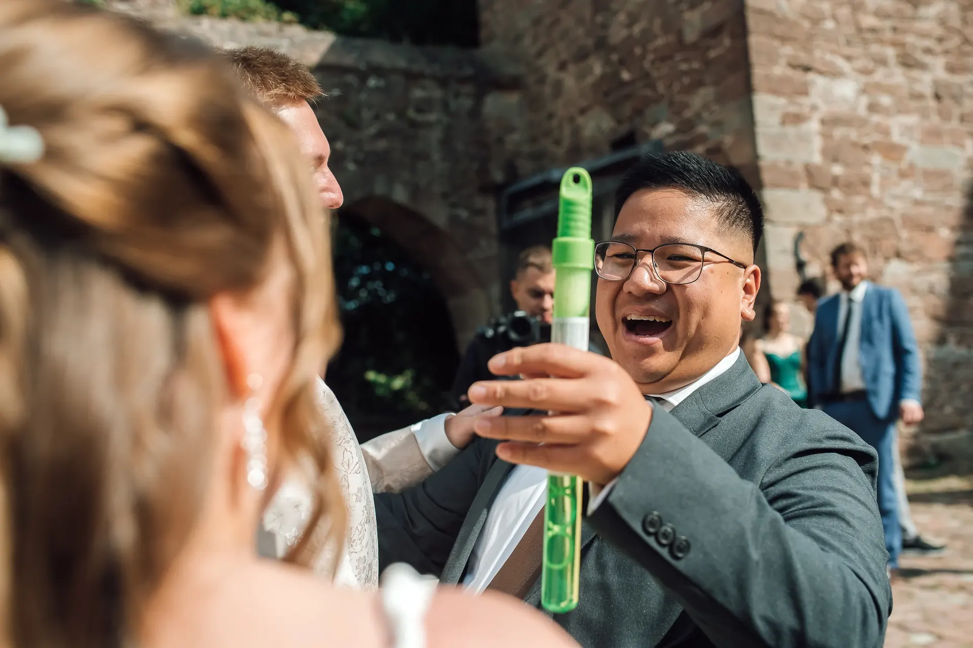 Brautpaar unter Gästen — strahlende Freude, Schloss Berlepsch