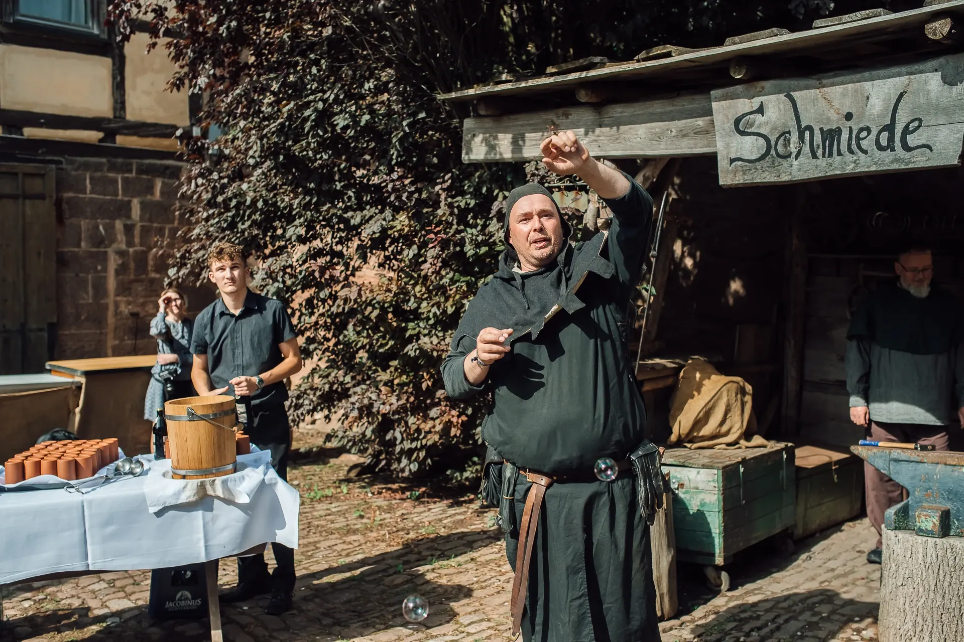 Freunde des Brautpaares feiern — Hochzeitsfeier Nordhessen