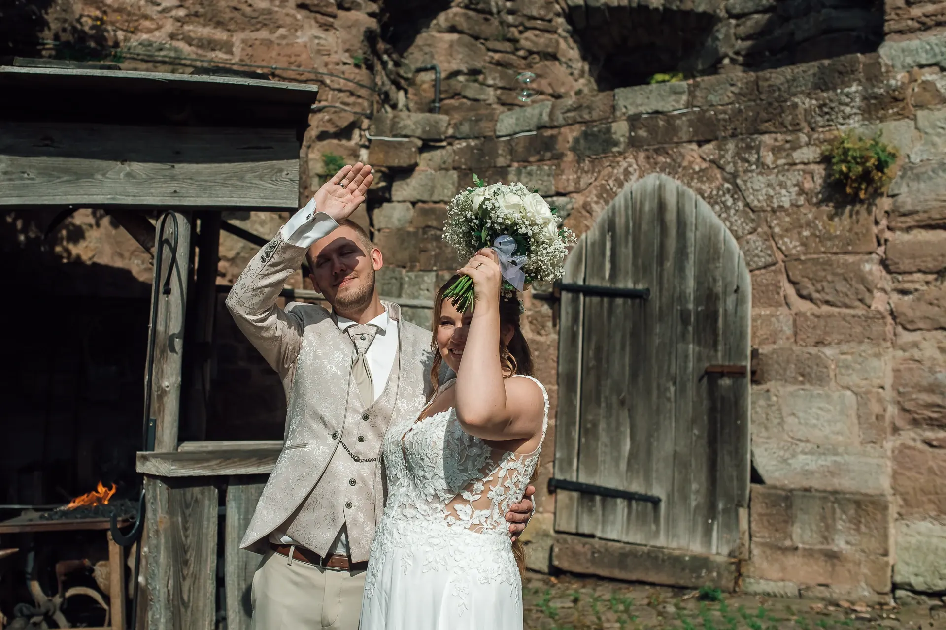 Glückwünsche und Umarmungen — Schloss Berlepsch Hochzeitsempfang