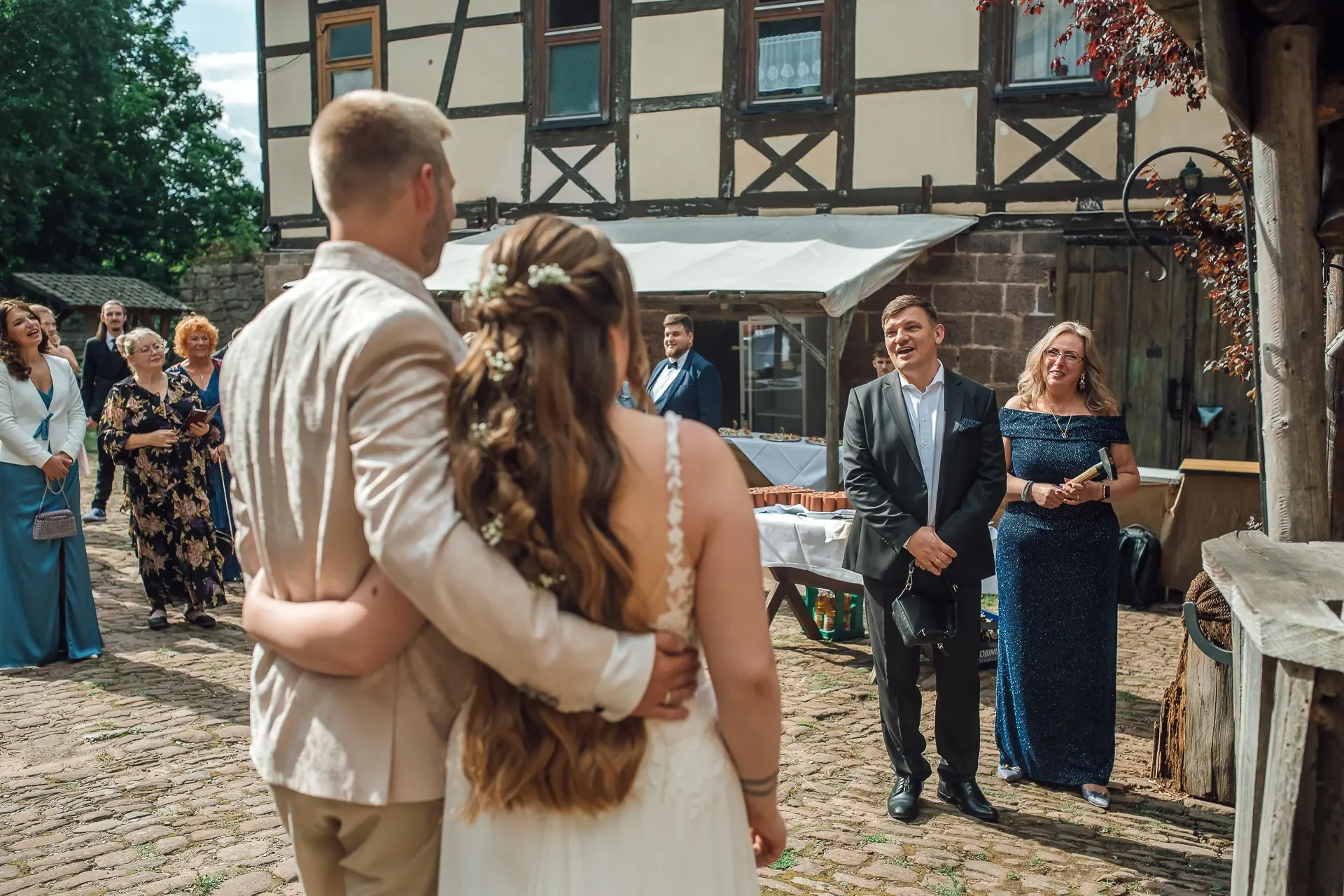 Feierliche Stimmung im Schlosshof — Hochzeitsreportage Berlepsch