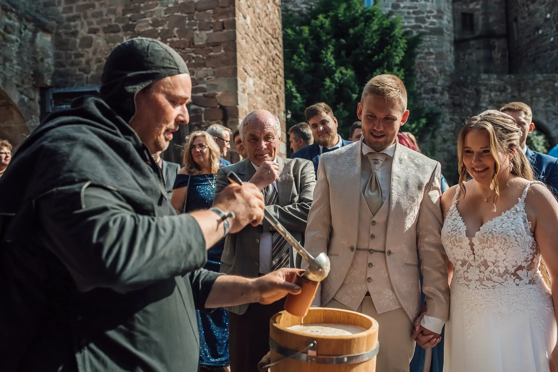 Stille Zweisamkeit inmitten der Feier — Hochzeit Schloss Berlepsch