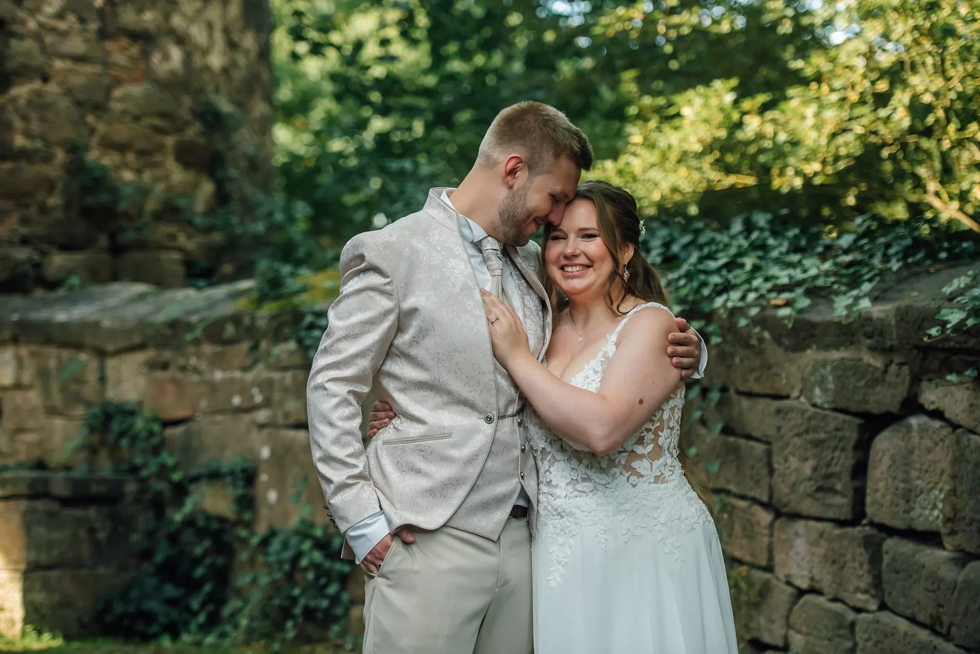 Zärtlicher Moment — Brautpaar-Portrait Schloss Berlepsch