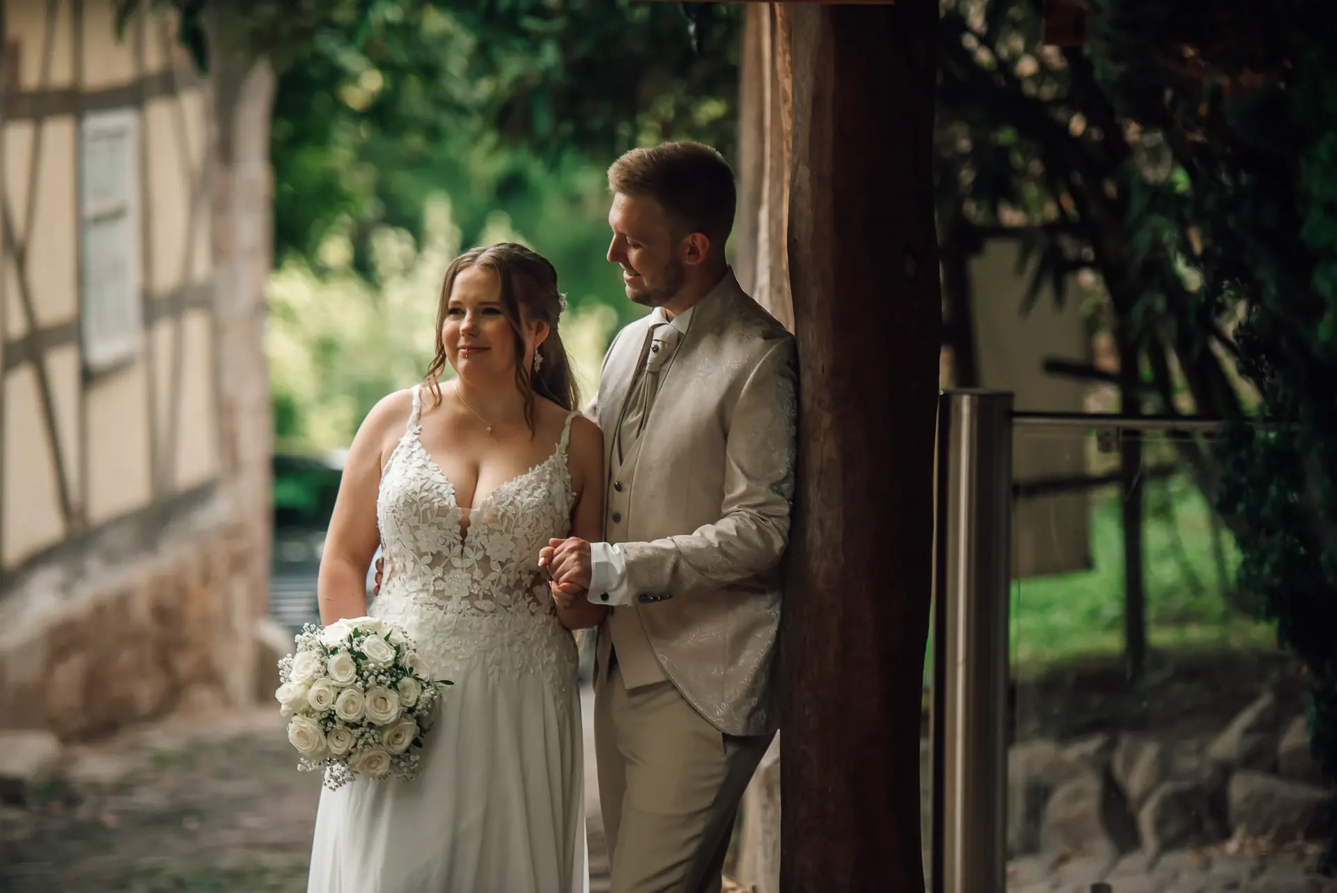 Braut und Bräutigam am Schlosstor — Witzenhausen, Hochzeitsfotografin