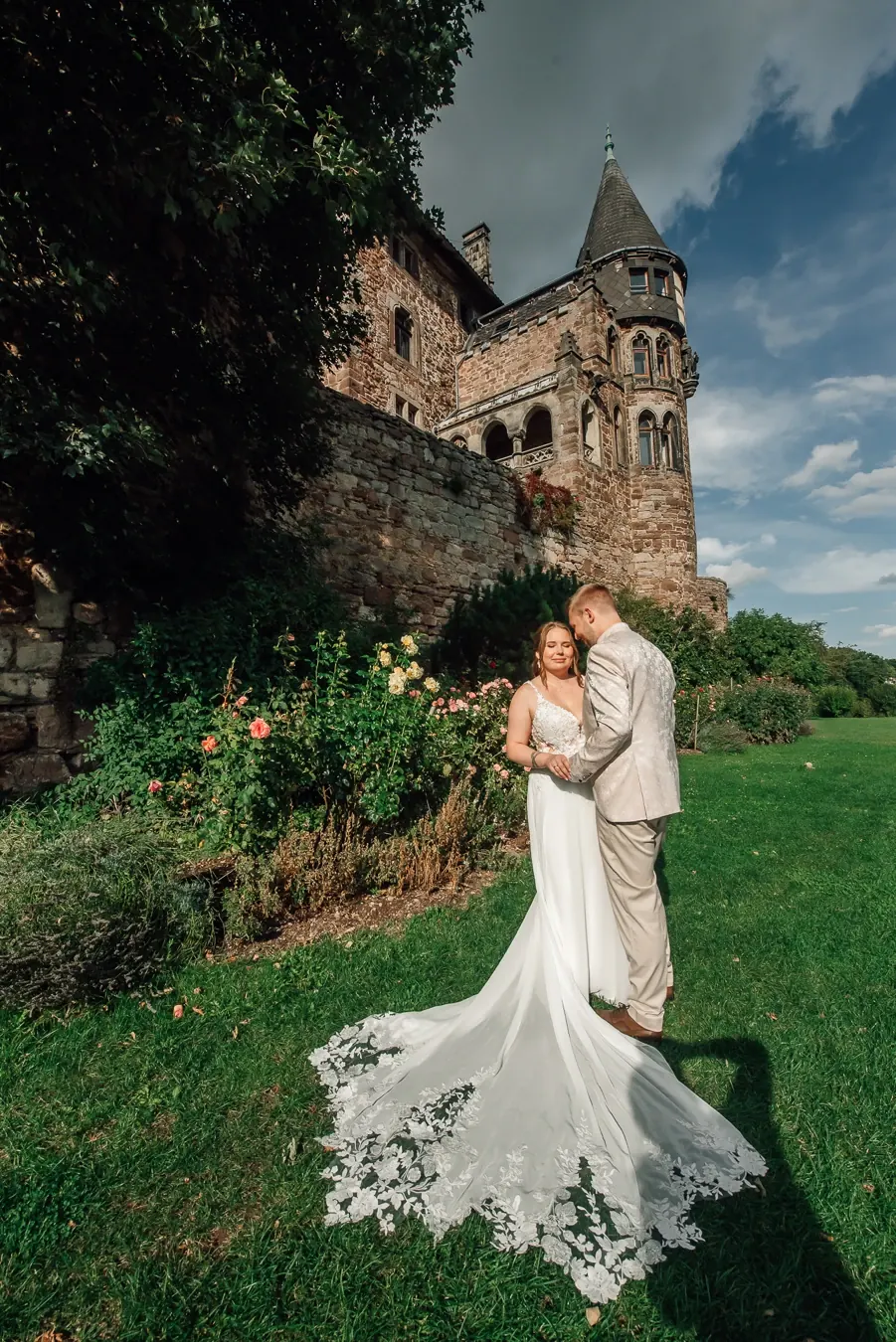 Brautpaar küsst sich — Schloss Berlepsch, Hochzeitsreportage Nordhessen