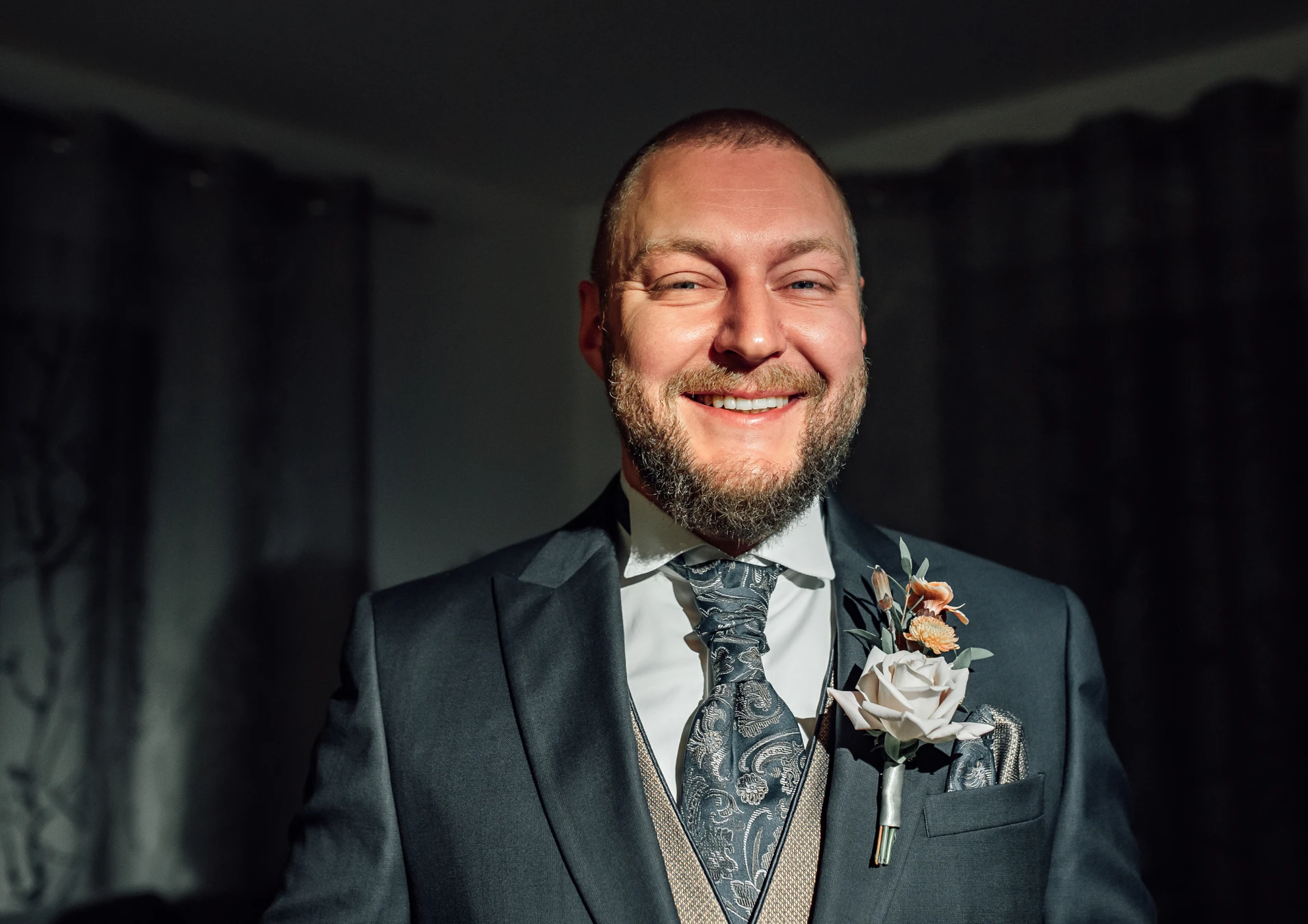Bräutigam Getting Ready — ruhiger Moment zu Hause, Hochzeit Renthof Kassel