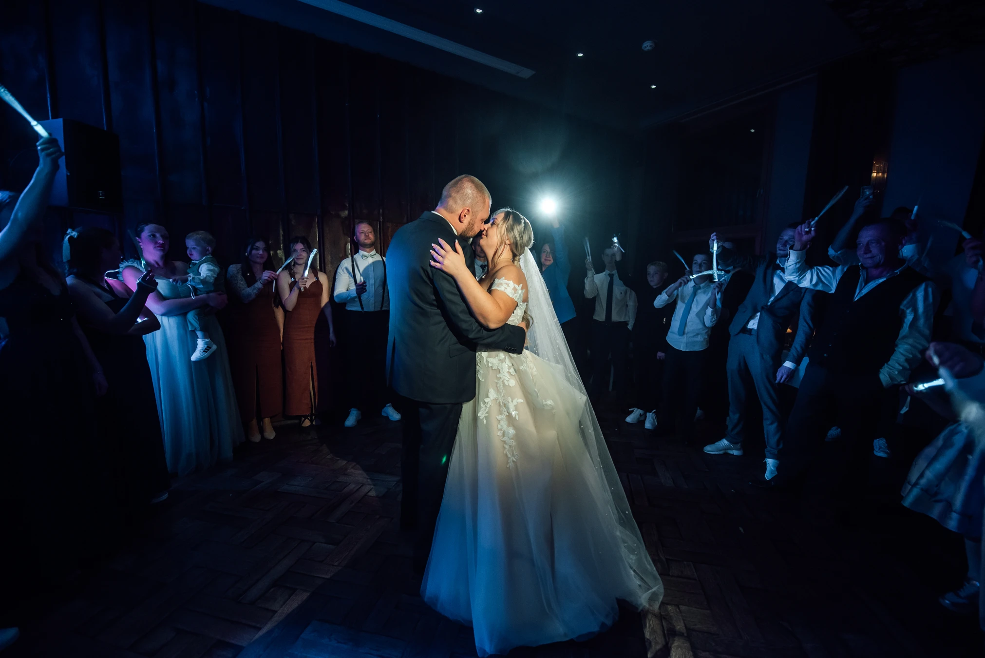 Hochzeitstanz Detail — Brautpaar im Takt, Renthof Kassel