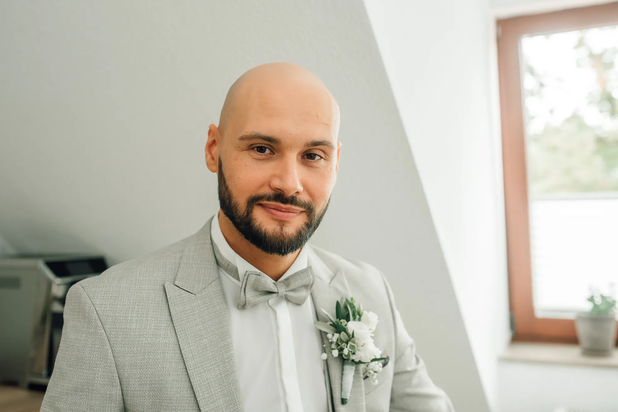Bräutigam wartet nervös auf den First Look