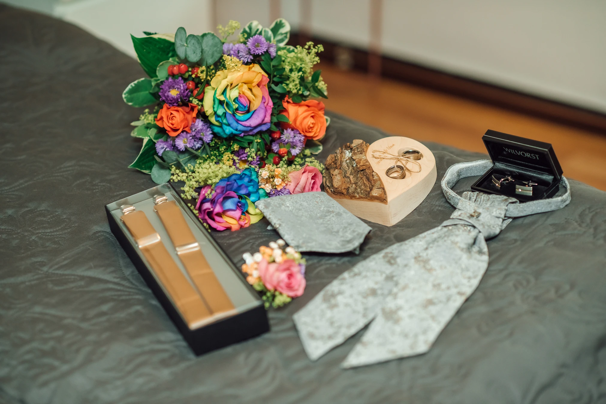 Details der Bräutigamvorbereitung — Anzug und Accessoires