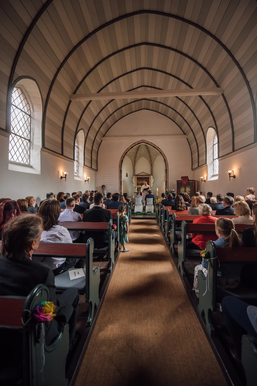 Kirchliche Trauung — S & G vor dem Altar in G&ouml;ttingen
