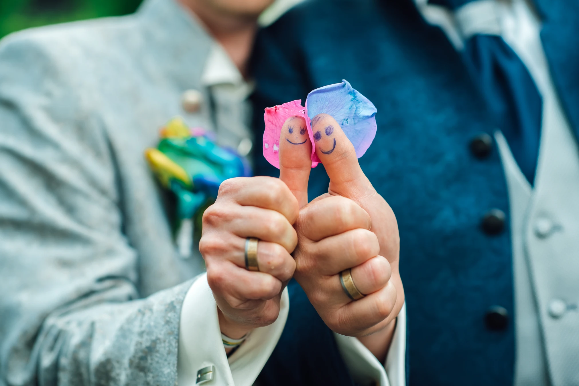 Anschnitt der Hochzeitstorte — gemeinsamer Moment